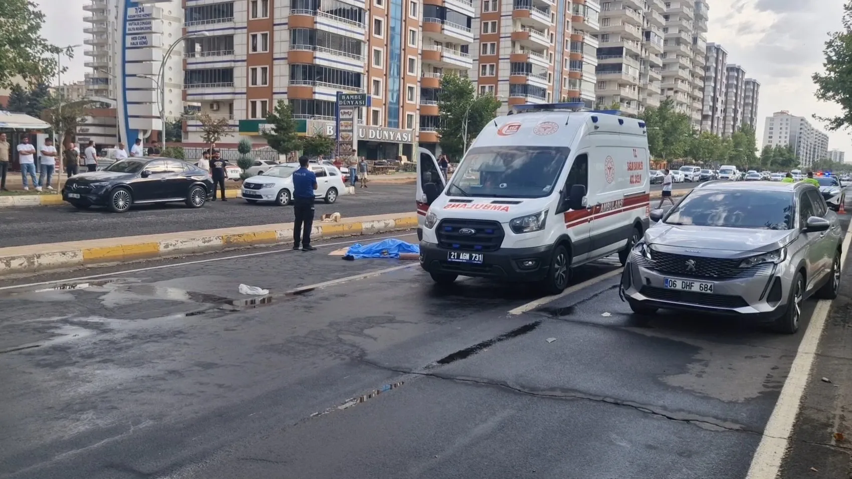 Diyarbakır Kayapınar'da trafik kazası: Karşıdan karşıya geçerken can verdi