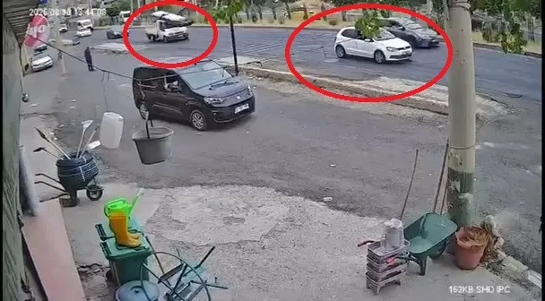 Diyarbakır-Silvan kara yolunda tehlikeli anlar Ani frenle yola saçılan demirler kamerada