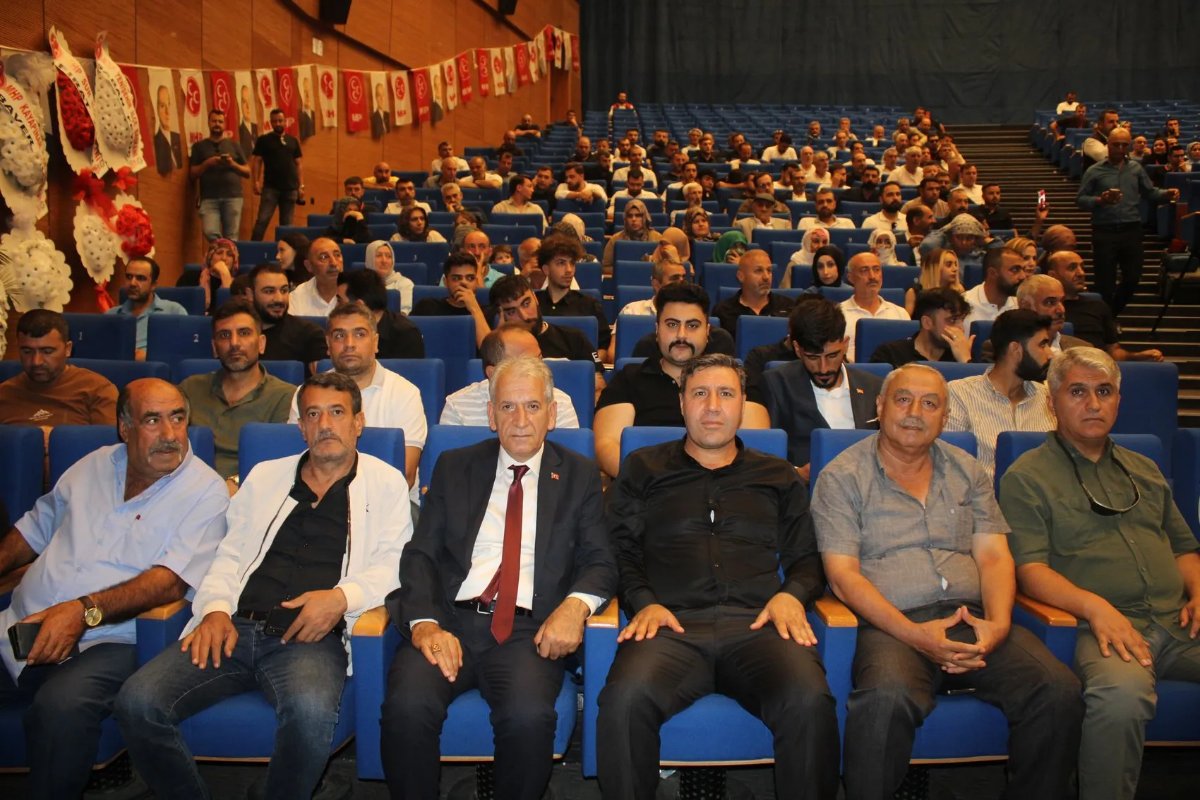 Diyarbakır'da MHP Kongresi Osmanağaoğlu'ndan "kapılar açtık" mesajı, Özcoşkun güven
