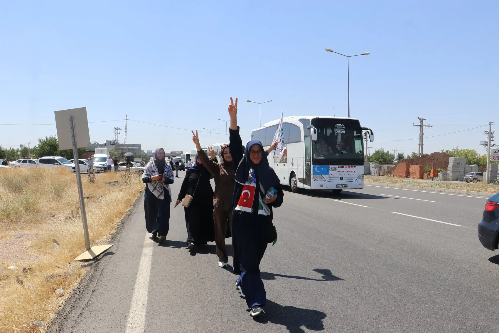 Avrupa'dan Filistin'e Uzanan Dayanışma Köprüsü Konvoy Diyarbakır'da Karşılandı