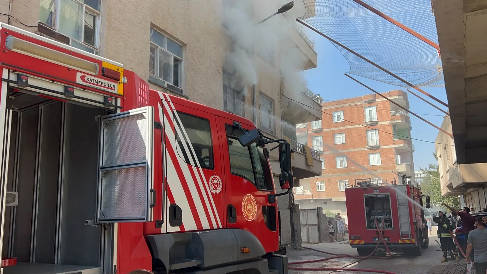 Diyarbakır Bismil'de korkutan yangın: Mahsur kalan kadın konteynerle kurtarıldı