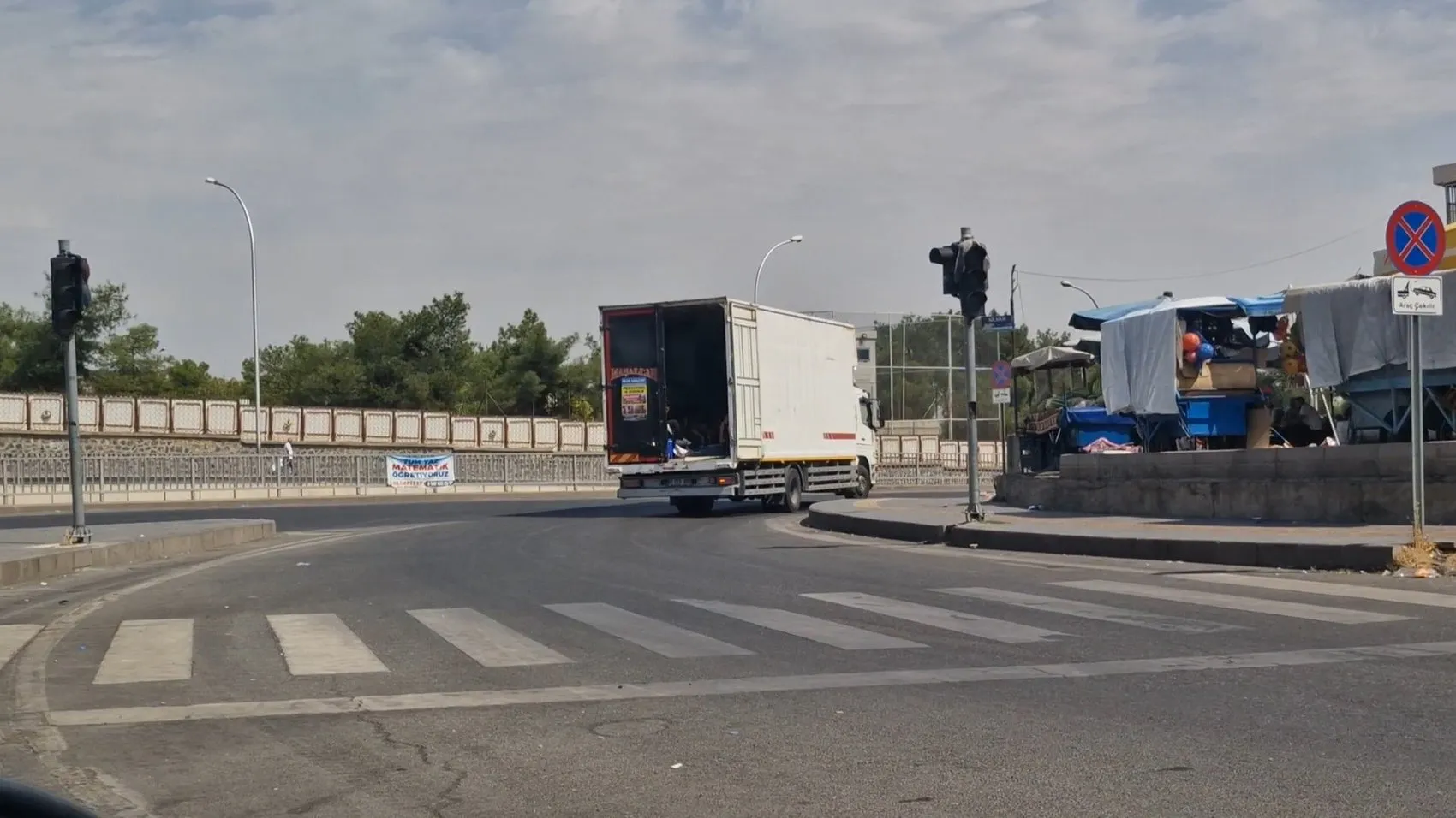 Diyarbakır trafiğinde yürekleri ağza getiren görüntü: Kamyonet kasasında tehlikeli yolculuk