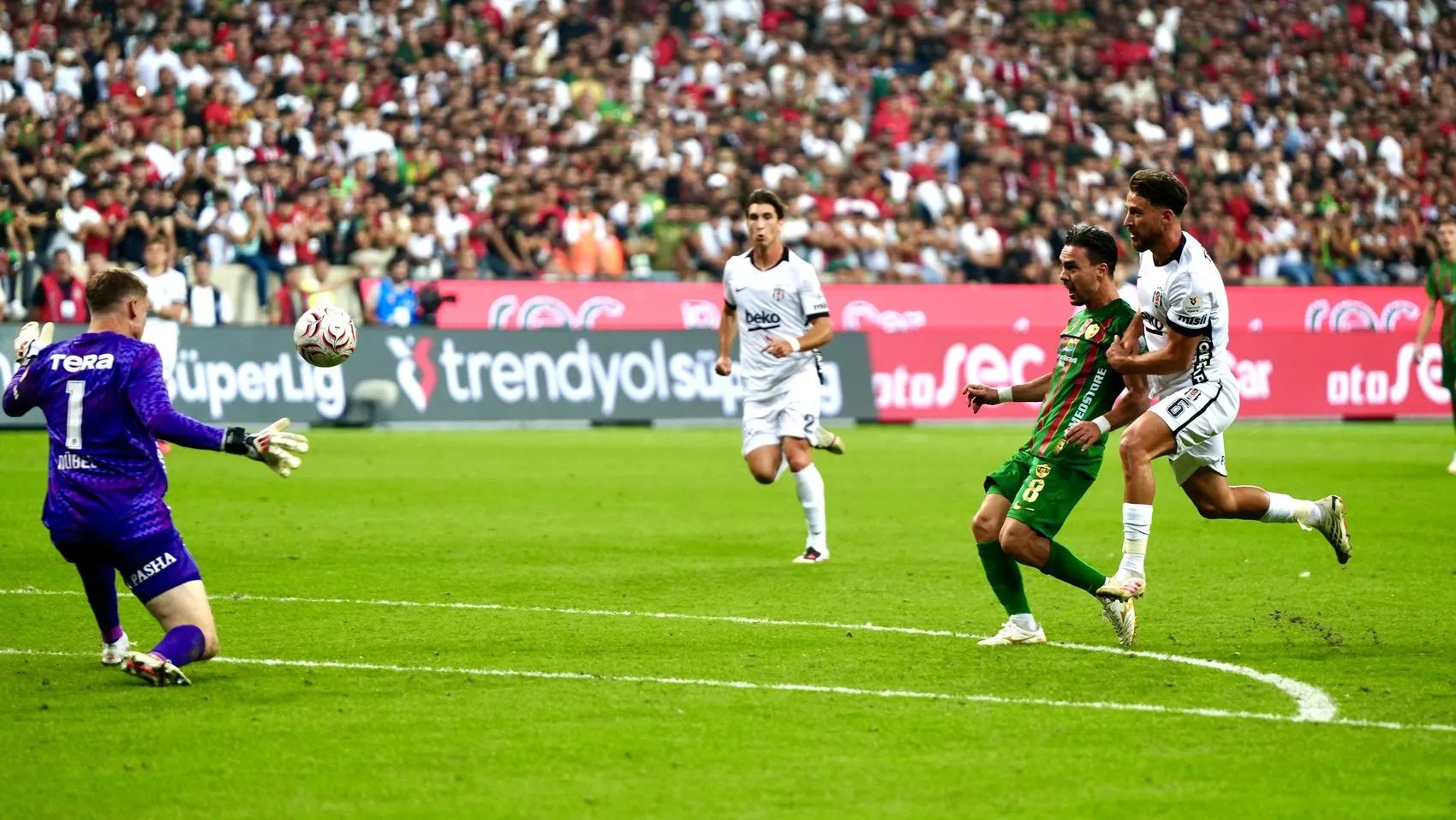 Amedspor Diyarbakır'da devleşti: Beşiktaş'ı 3-2'lik skorla sahadan sildi