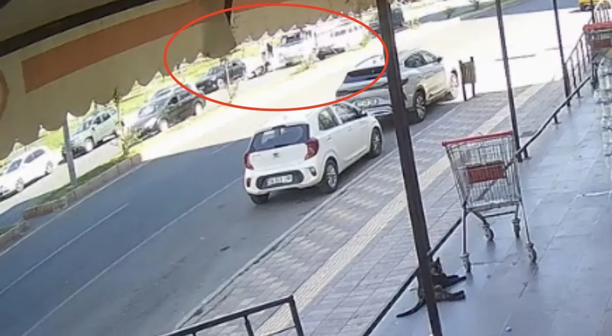 Diyarbakır Kayapınar'da feci kaza: Kapıya çarpan motosikletli kamyon altında kaldı