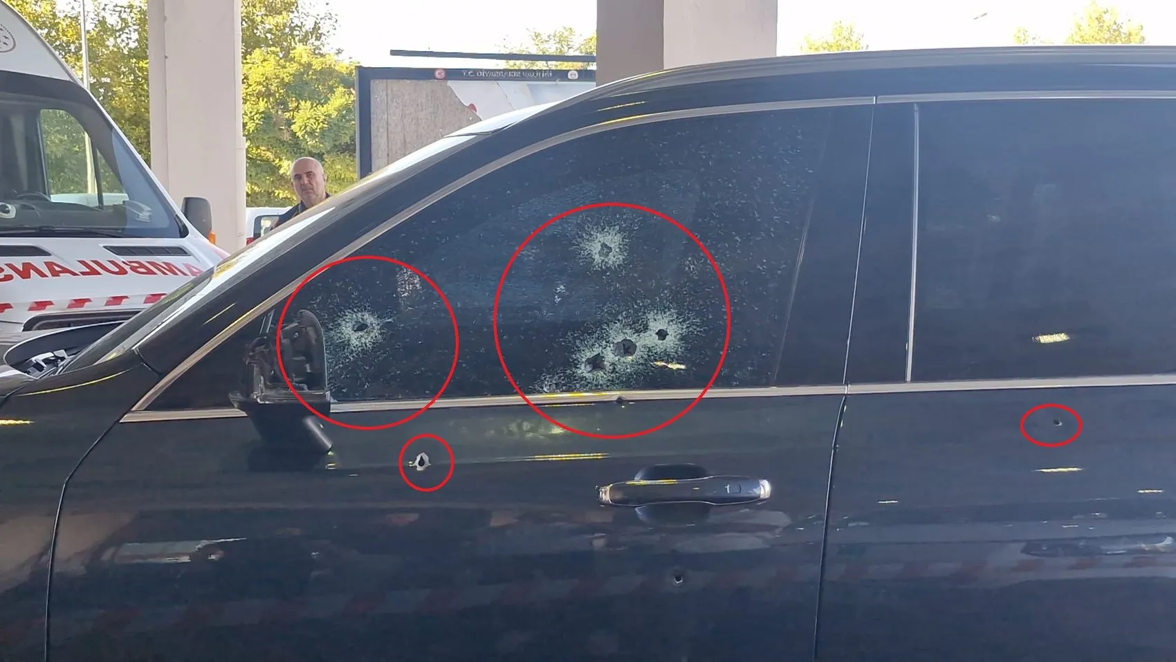 Diyarbakır Yenişehir'de kırmızı ışıkta dehşet anları: Silahlı saldırı kamerada