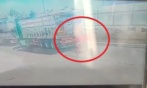 Diyarbakır Bağlar'da motokurye dehşeti: Park halindeki TIR'a çarptı, kaza anı kamerada