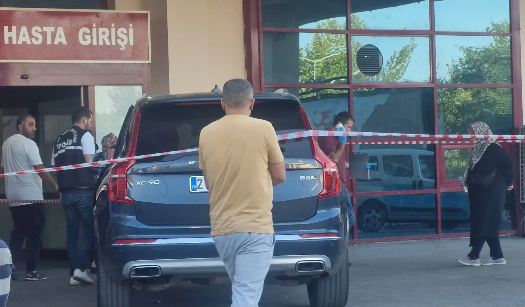 Diyarbakır Yenişehir'de kırmızı ışıkta dehşet: Cip çapraz ateşe alındı, 2 yaralı