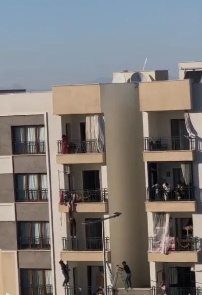 Diyarbakır Bağlar'da yürekleri ağza getiren kurtarma: Balkondan düşen çocuğu böyle yakaladı