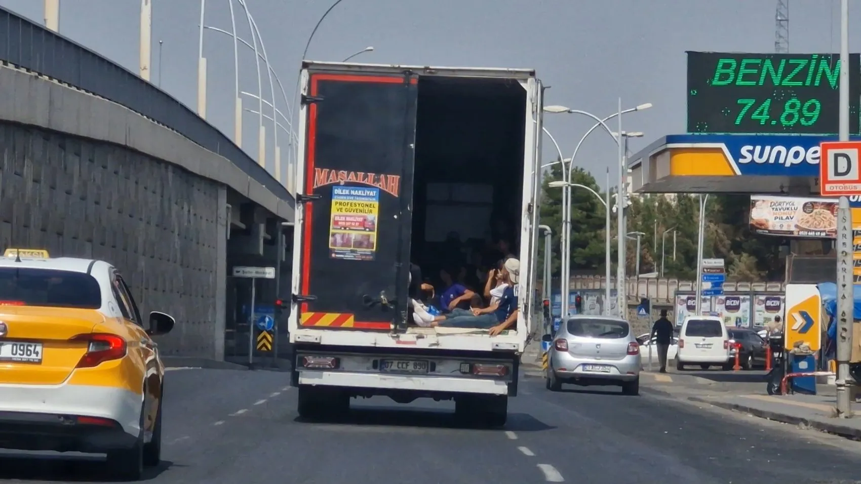 Diyarbakır trafiğinde yürekleri ağza getiren görüntü: Kamyonet kasasında tehlikeli yolculuk