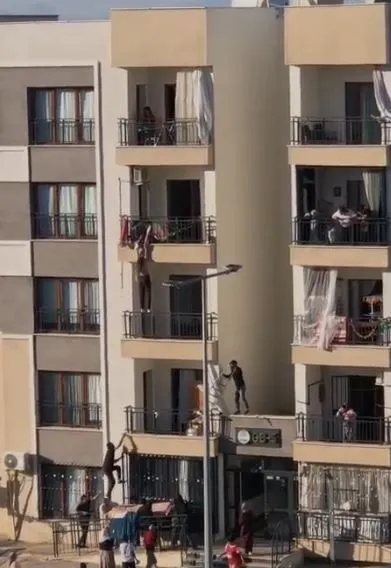 Diyarbakır Bağlar'da yürekleri ağza getiren kurtarma: Balkondan düşen çocuğu böyle yakaladı
