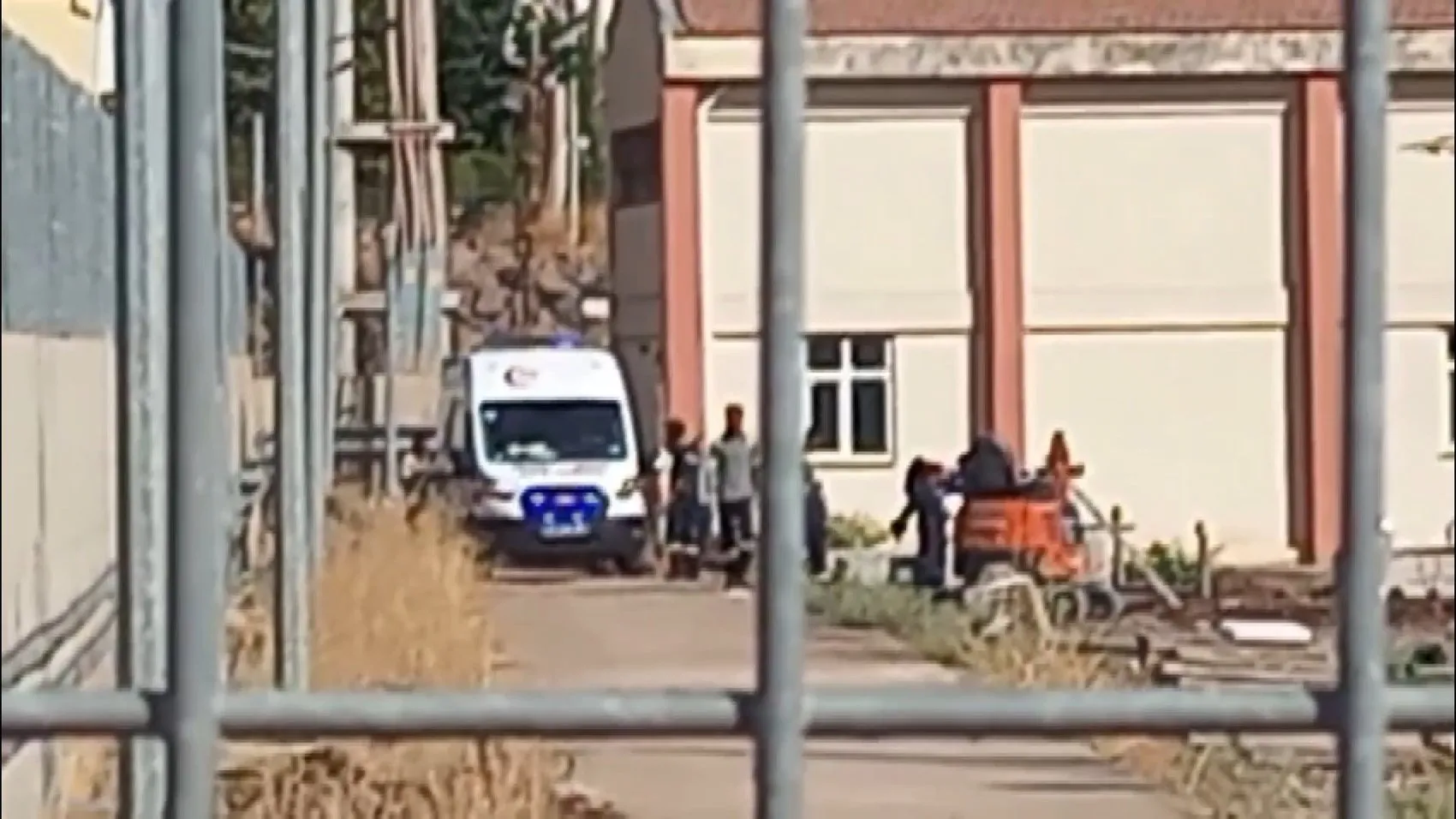 Diyarbakır Kayapınar'da iş kazası: Kapalı alanda boya yapan 2 işçi tinerden zehirlendi