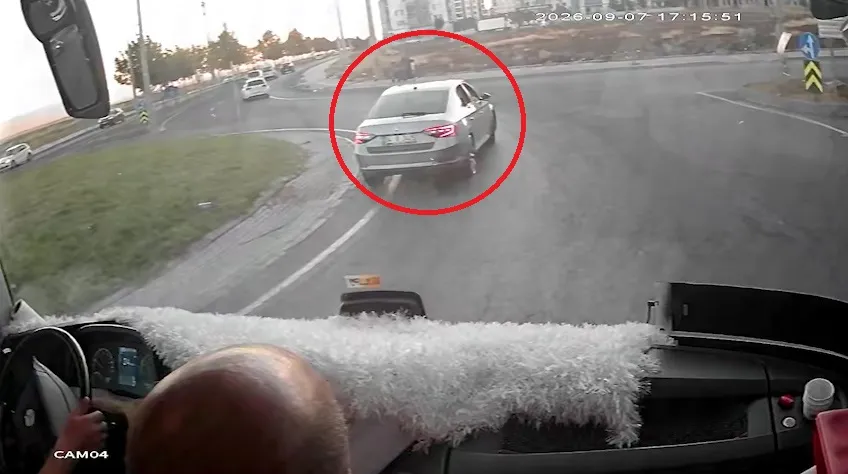 Diyarbakır Bağlar'da kaldırımda yürüyen anne ve iki çocuğuna otomobil çarptı: 3 yaralı