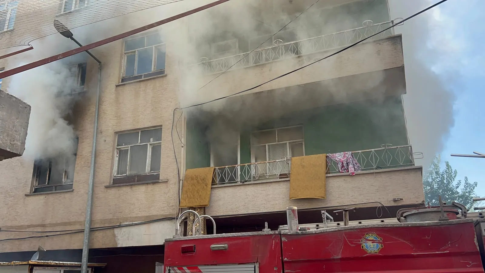 Diyarbakır Bismil'de korkutan yangın: Mahsur kalan kadın konteynerle kurtarıldı