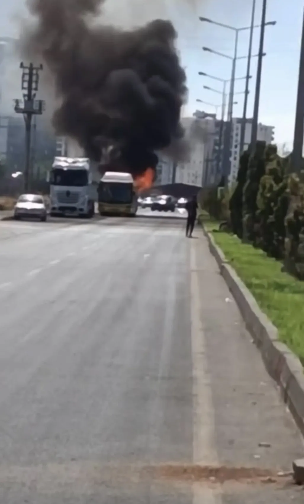Diyarbakır'da belediye otobüsü seyir halindeyken alev topuna döndü: Yolcular tahliye edildi