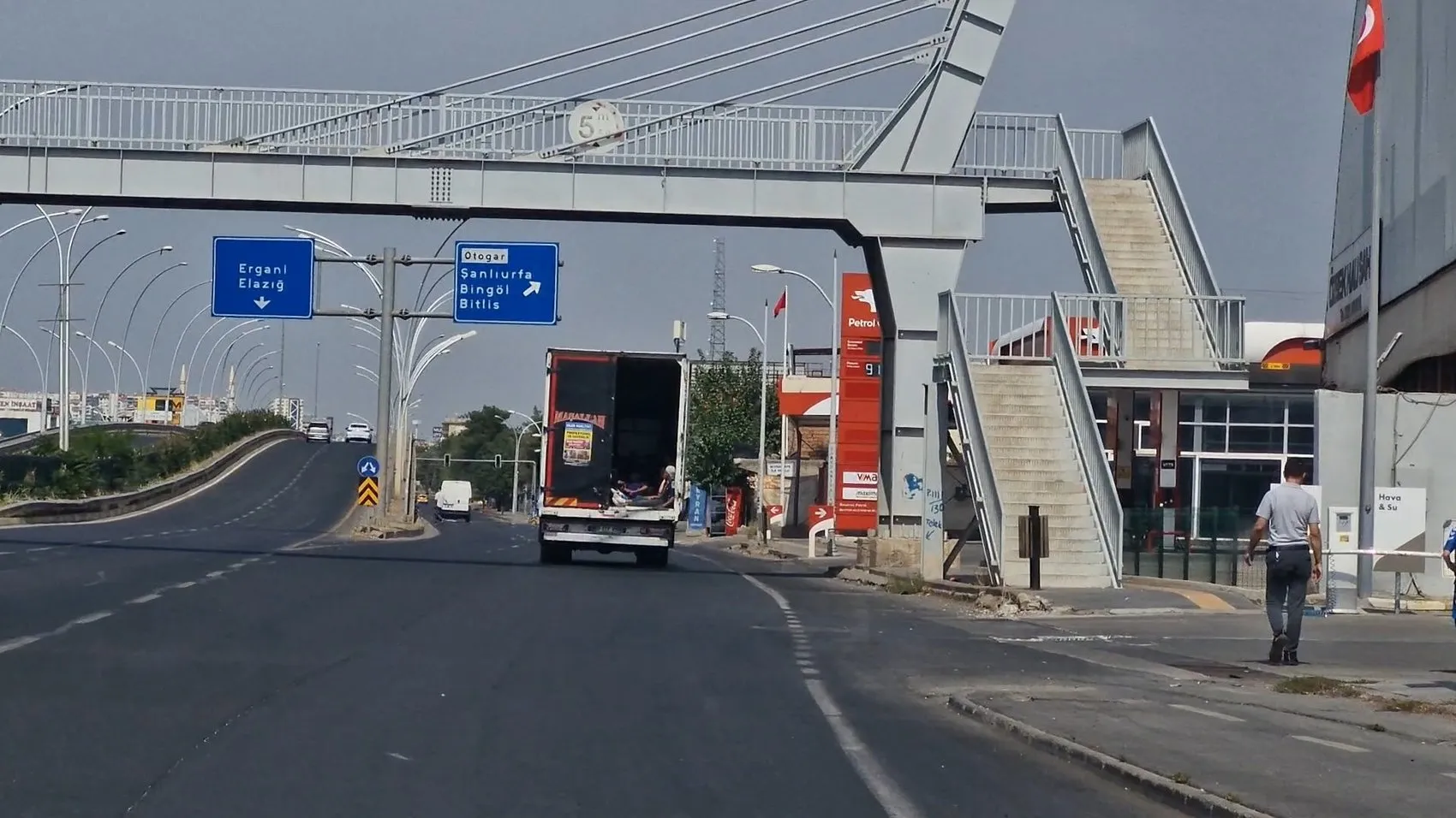 Diyarbakır trafiğinde yürekleri ağza getiren görüntü: Kamyonet kasasında tehlikeli yolculuk