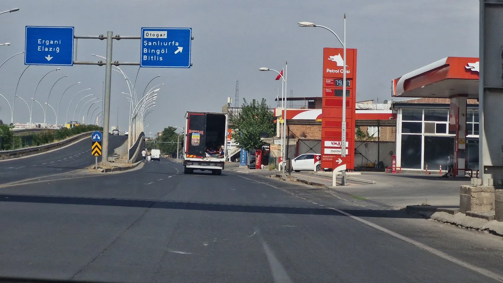 Diyarbakır trafiğinde yürekleri ağza getiren görüntü: Kamyonet kasasında tehlikeli yolculuk