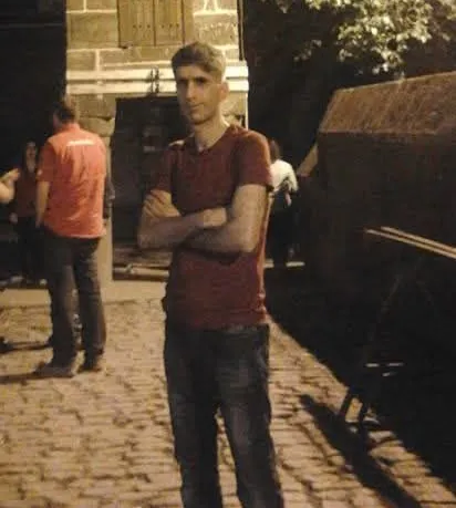 Diyarbakır Kayapınar'da feci kaza: Kapıya çarpan motosikletli kamyon altında kaldı