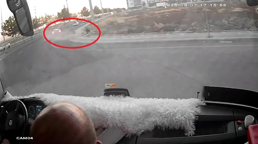 Diyarbakır Bağlar'da kaldırımda yürüyen anne ve iki çocuğuna otomobil çarptı: 3 yaralı