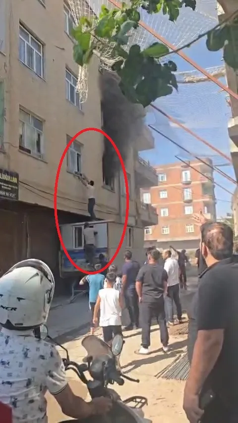 Diyarbakır Bismil'de korkutan yangın: Mahsur kalan kadın konteynerle kurtarıldı