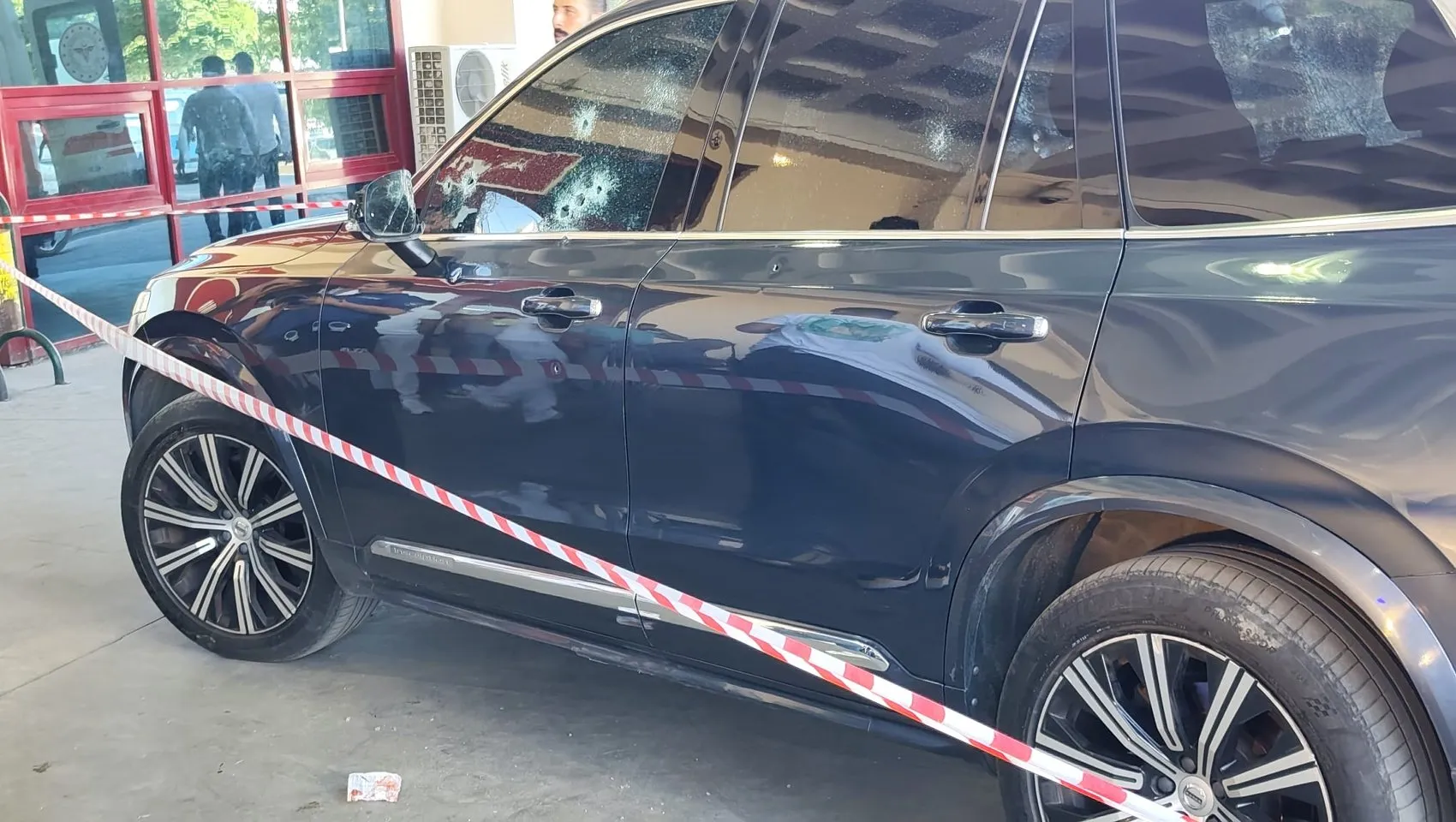 Diyarbakır Yenişehir'de seyir halindeki cipe silahlı saldırı: 2 kişi yaralandı