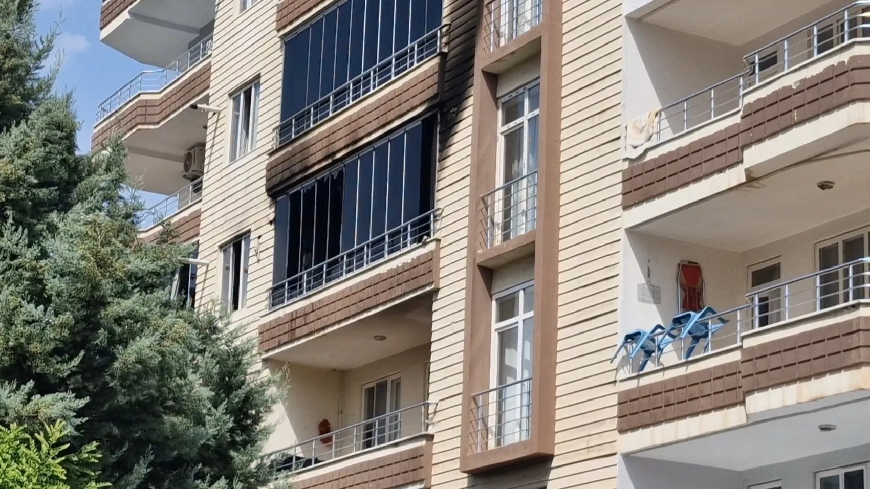 Diyarbakır Bağlar'da apartman yangını paniği: 3'ü çocuk 6 kişi dumandan etkilendi