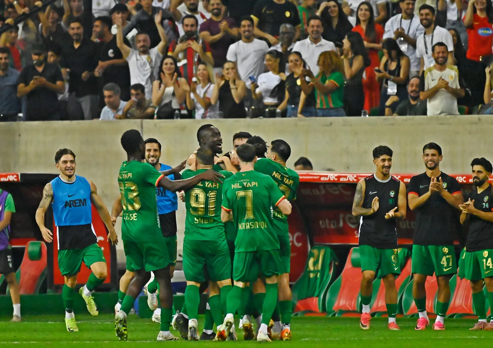 Amedspor Diyarbakır'da devleşti: Beşiktaş'ı 3-2'lik skorla sahadan sildi