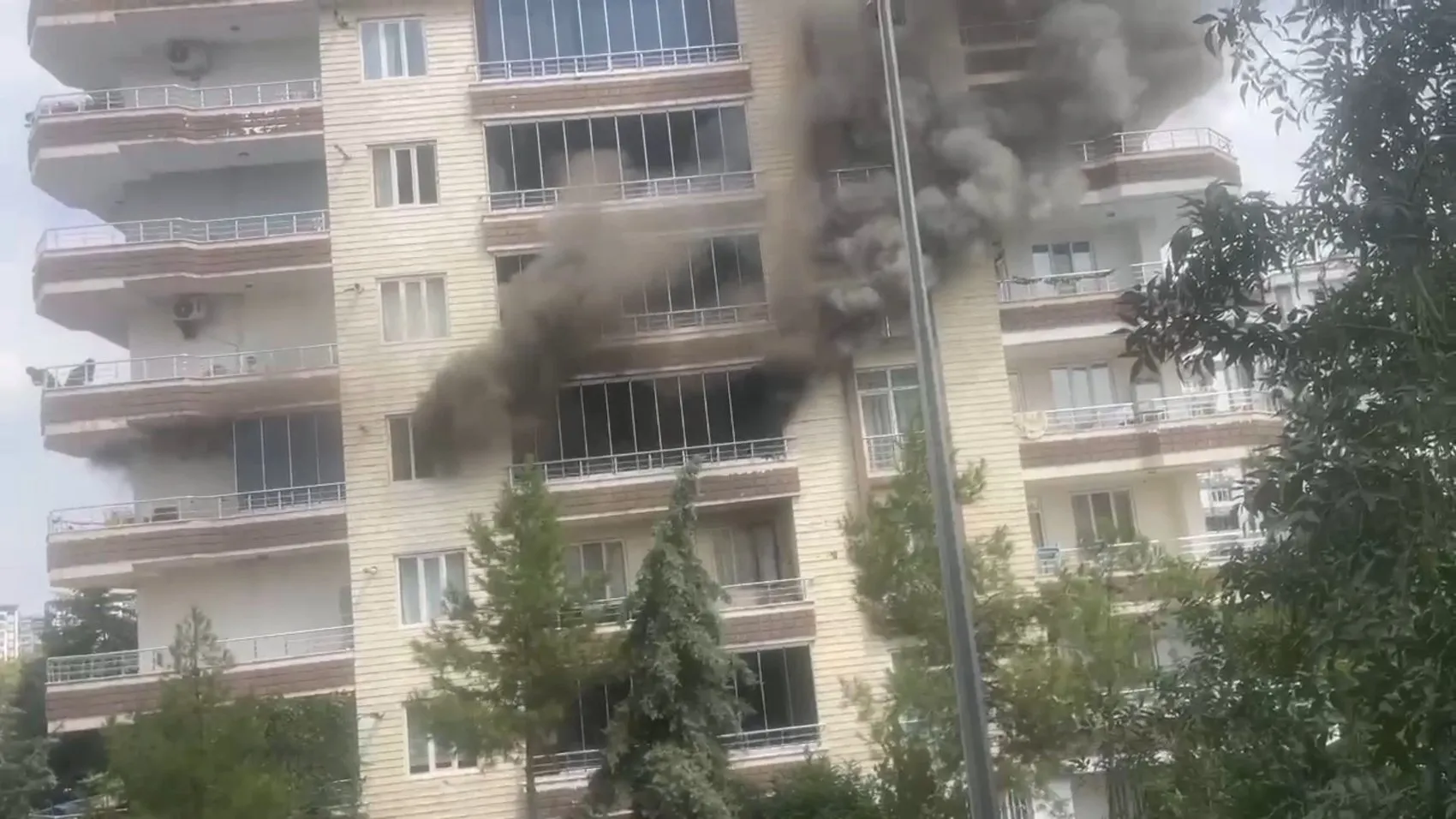 Diyarbakır Bağlar'da apartman yangını paniği: 3'ü çocuk 6 kişi dumandan etkilendi