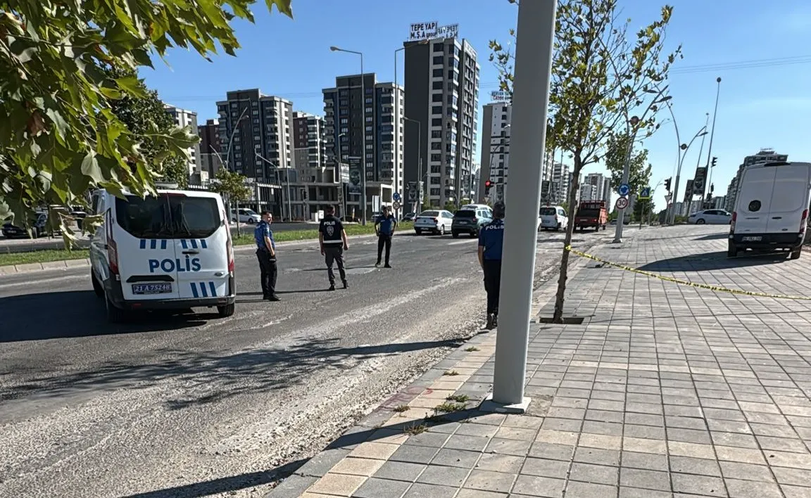 Diyarbakır Yenişehir'de kırmızı ışıkta dehşet anları: Silahlı saldırı kamerada
