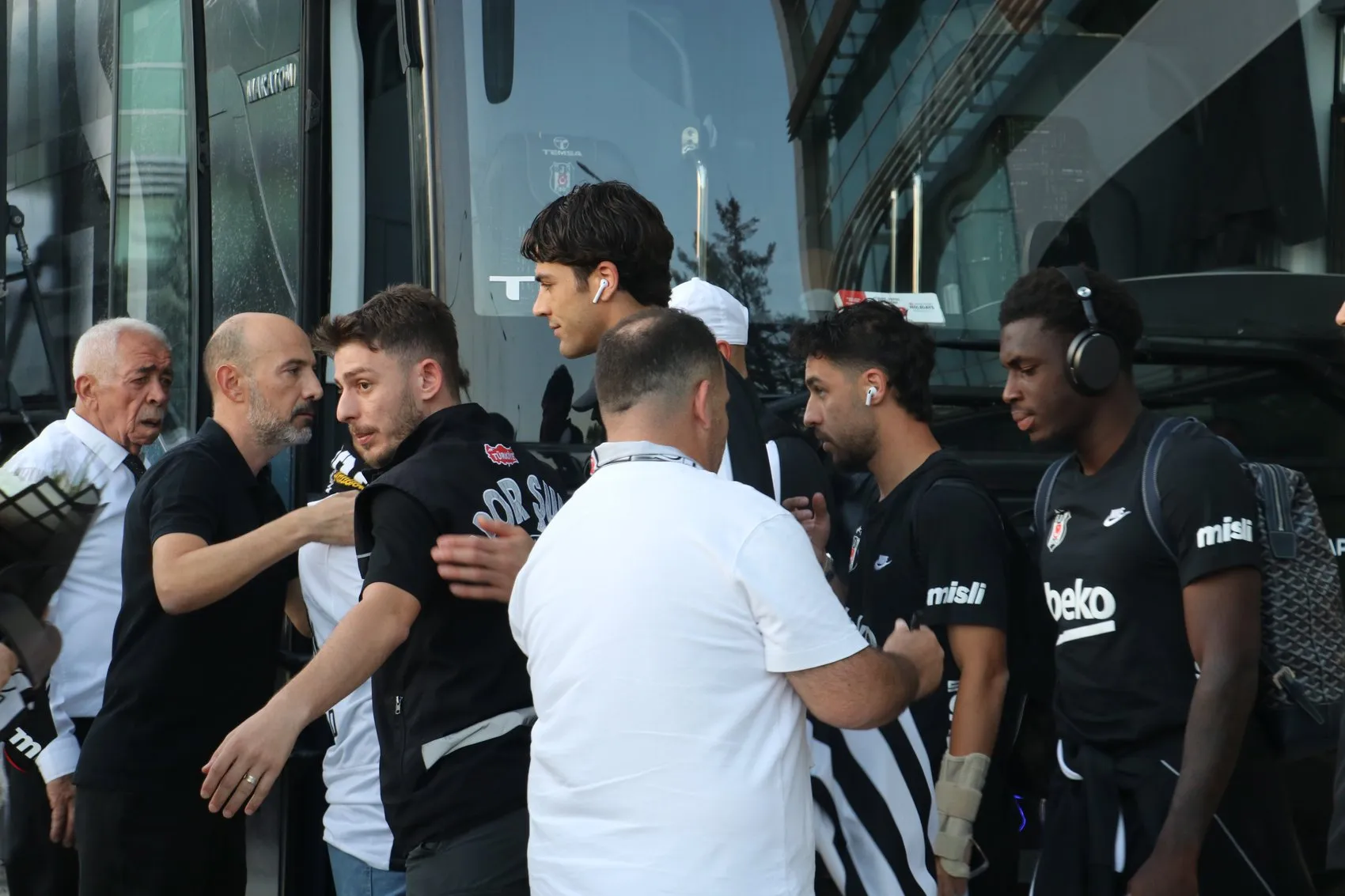 Beşiktaş kafilesi Diyarbakır'a ayak bastı: Amedspor maçı için geri sayım başladı
