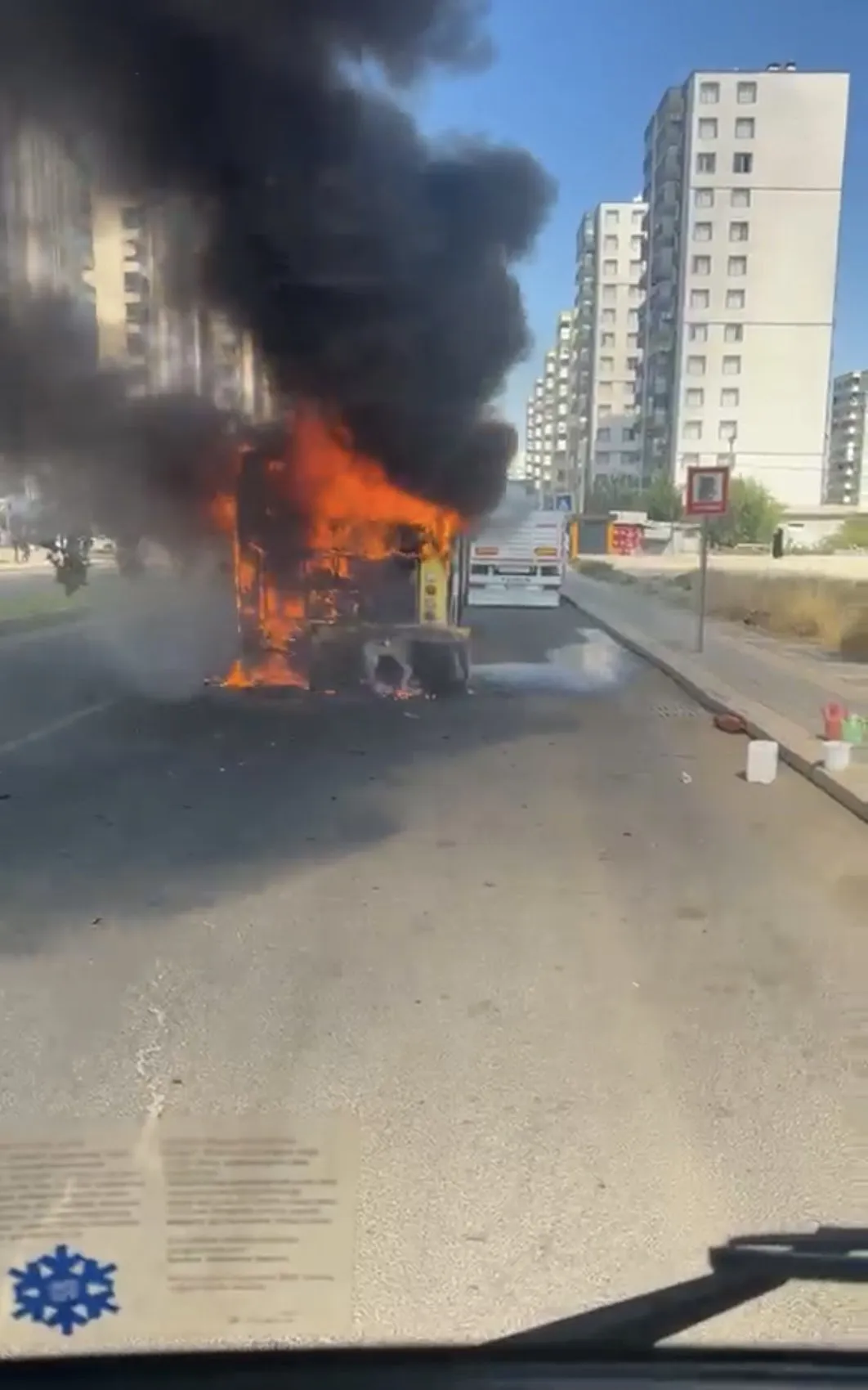 Diyarbakır'da belediye otobüsü seyir halindeyken alev topuna döndü: Yolcular tahliye edildi
