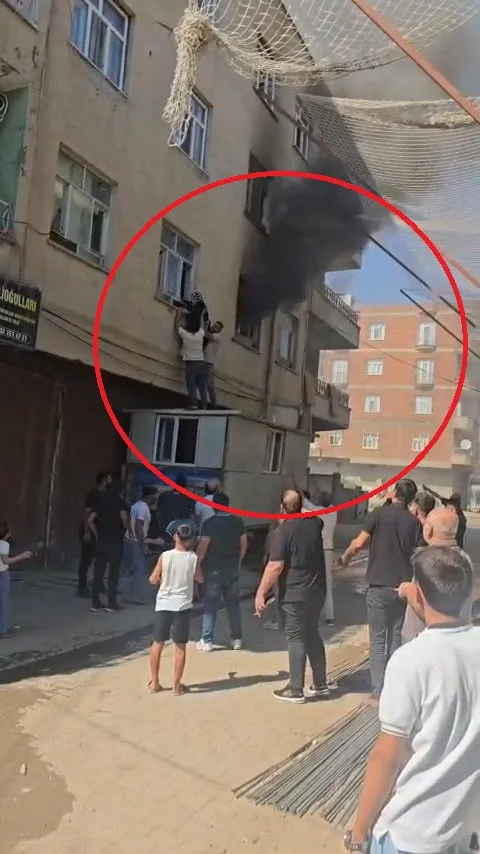 Diyarbakır Bismil'de korkutan yangın: Mahsur kalan kadın konteynerle kurtarıldı