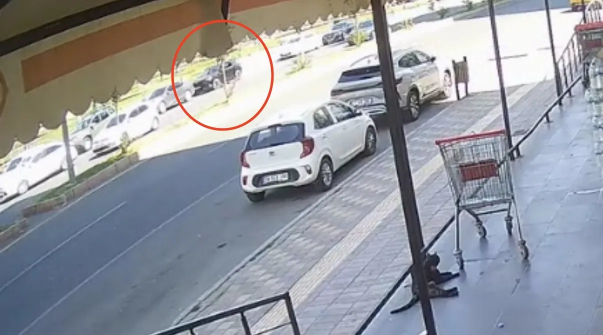 Diyarbakır Kayapınar'da feci kaza: Kapıya çarpan motosikletli kamyon altında kaldı