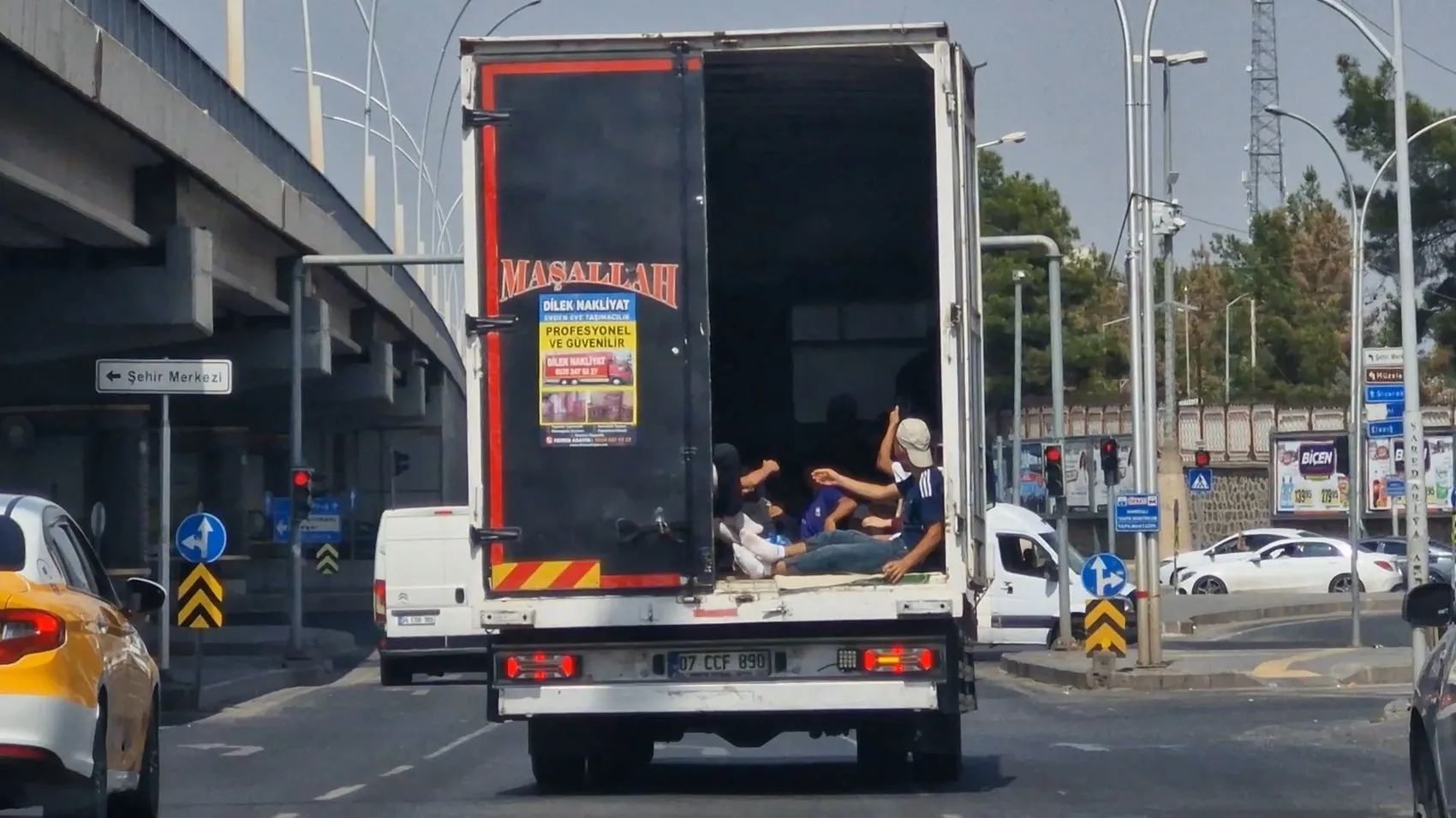 Diyarbakır trafiğinde yürekleri ağza getiren görüntü: Kamyonet kasasında tehlikeli yolculuk