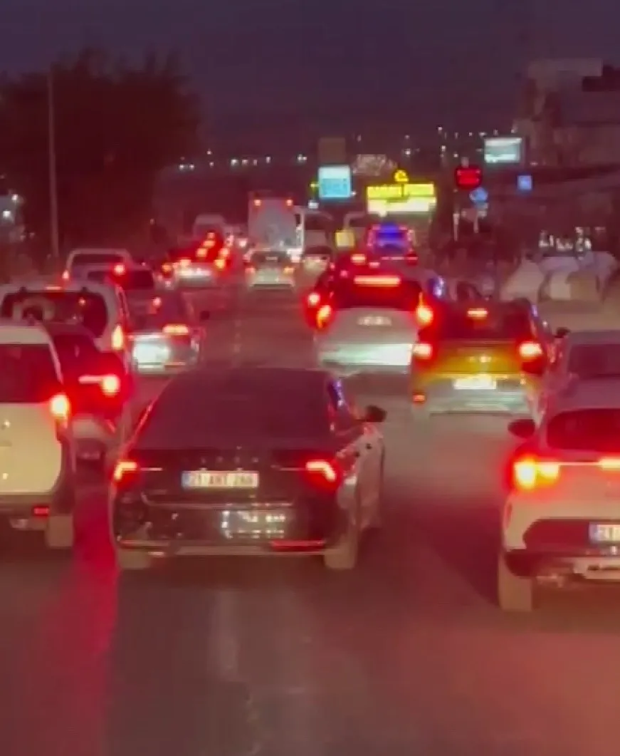 Diyarbakır Silvan Bulvarı'nda itfaiye aracına yol vermeyen çakarlı araç tepki çekti