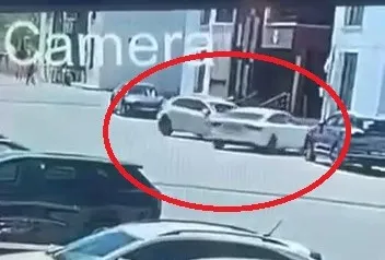 Diyarbakır Kayapınar'da site içinde korkutan kaza: Otomobil duvara çarptı