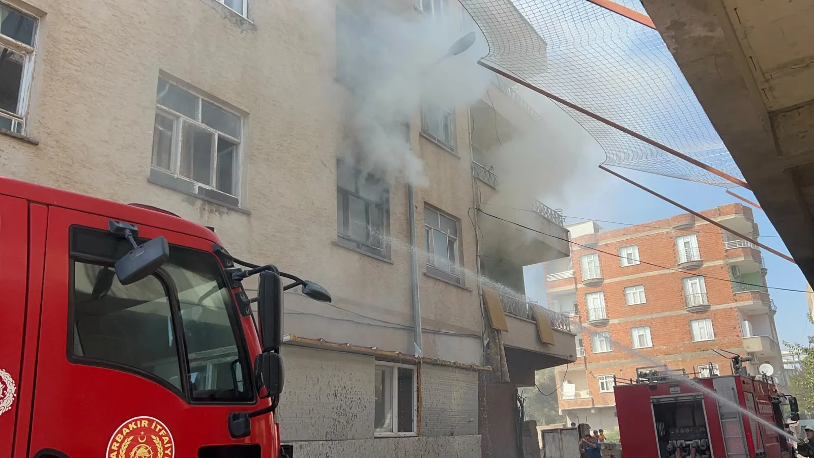Diyarbakır Bismil'de korkutan yangın: Mahsur kalan kadın konteynerle kurtarıldı