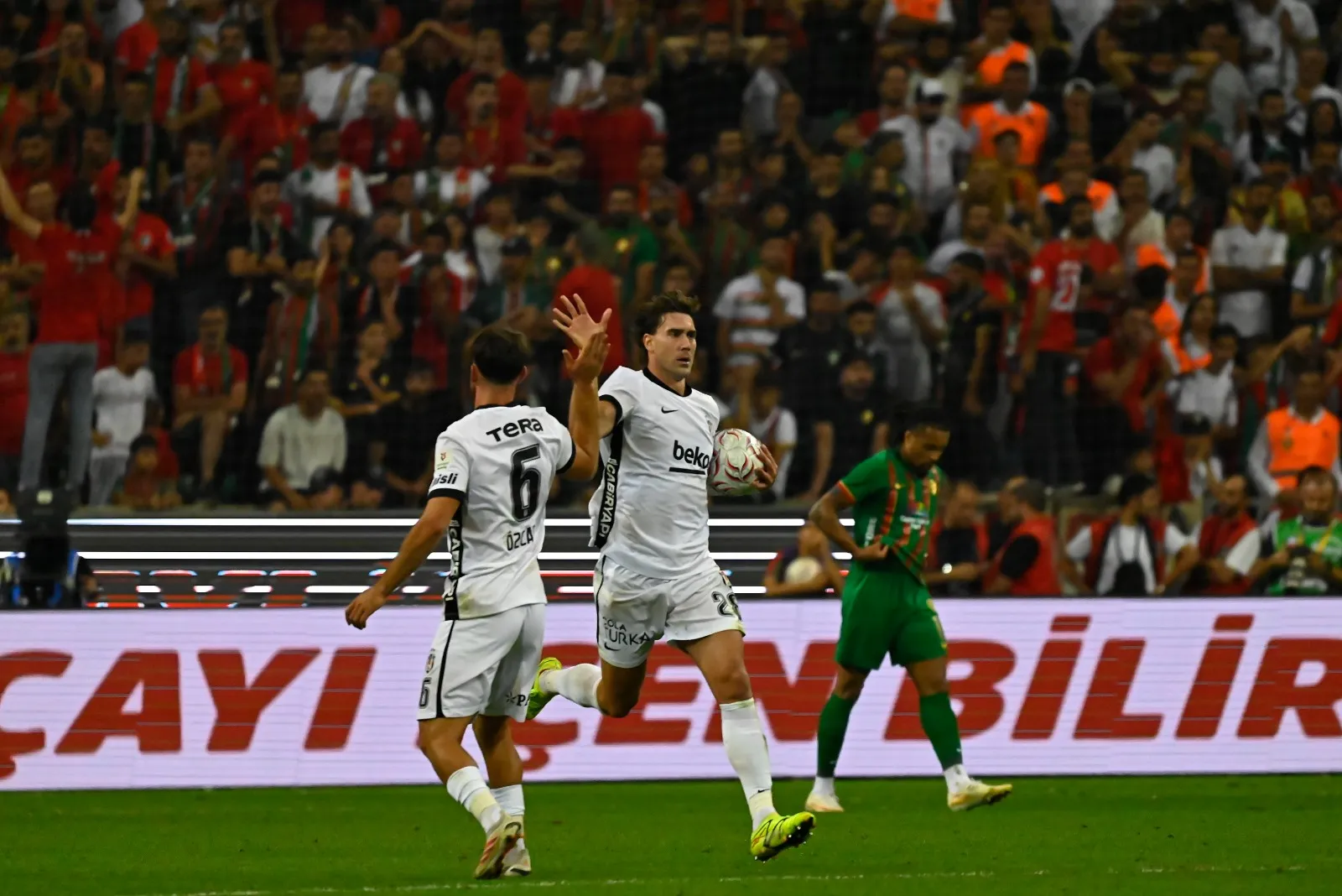 Amedspor Diyarbakır'da devleşti: Beşiktaş'ı 3-2'lik skorla sahadan sildi