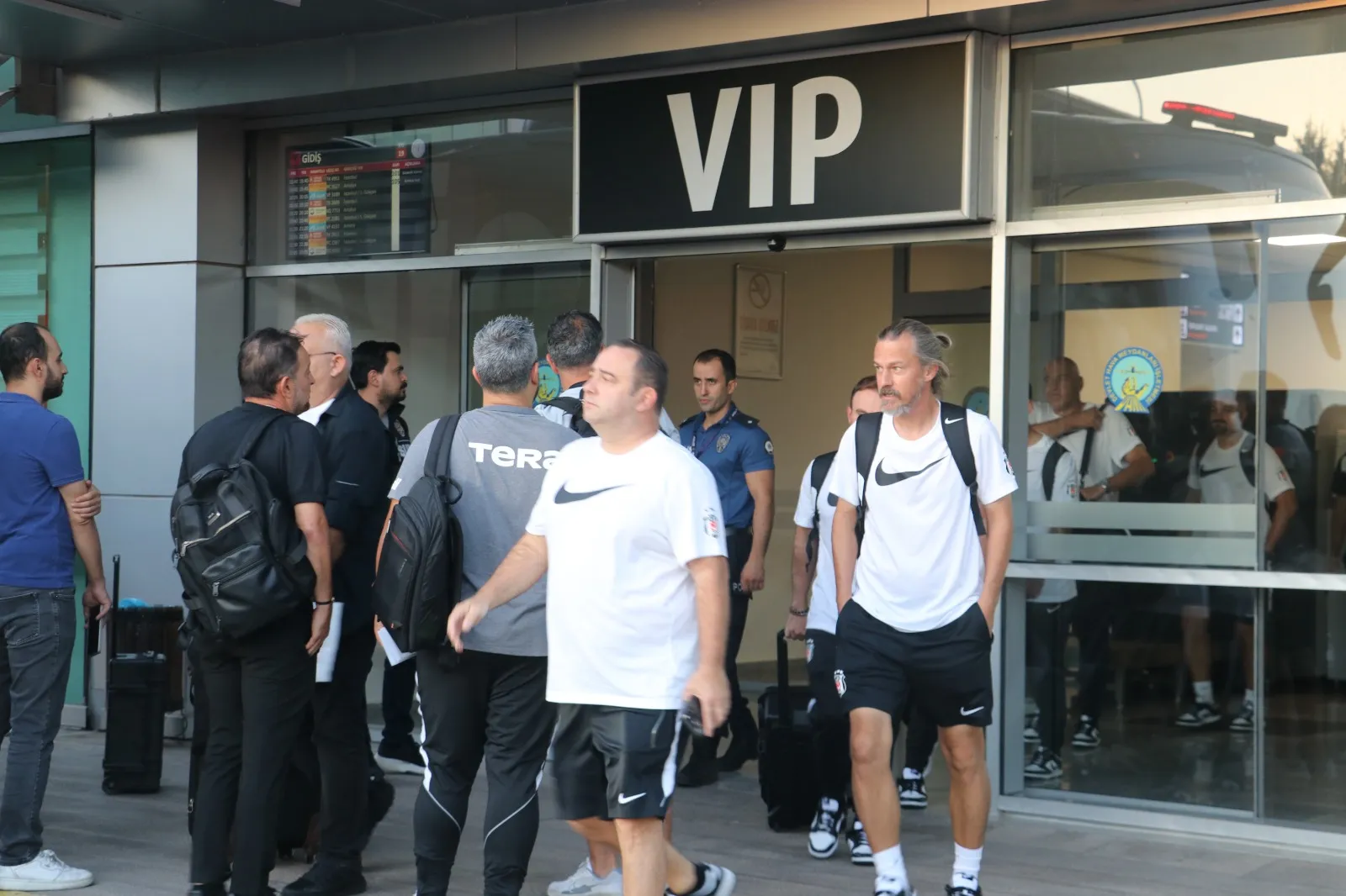 Beşiktaş kafilesi Diyarbakır'a ayak bastı: Amedspor maçı için geri sayım başladı