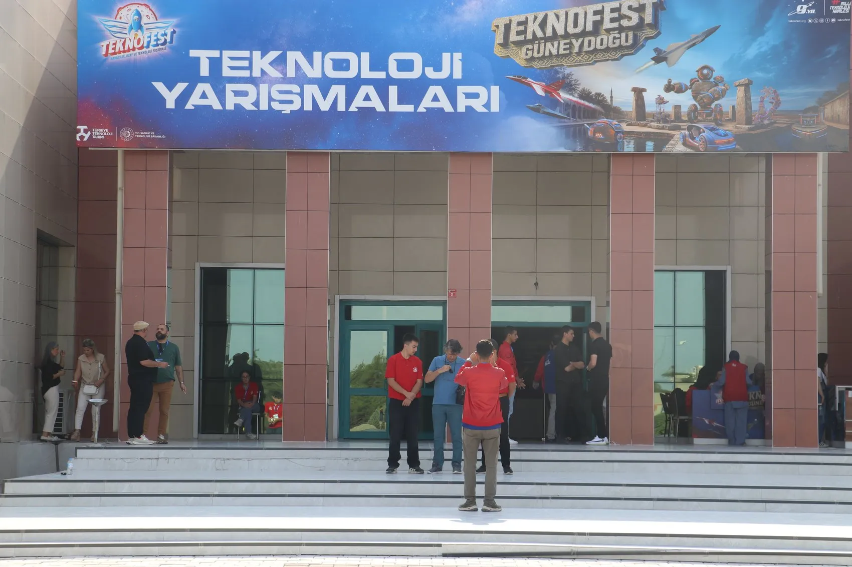 Diyarbakır'da TEKNOFEST rüzgarı: Bakan Kacır ve Selçuk Bayraktar gençlerle buluştu