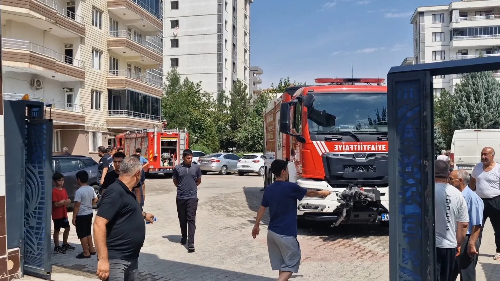Diyarbakır Bağlar'da apartman yangını paniği: 3'ü çocuk 6 kişi dumandan etkilendi