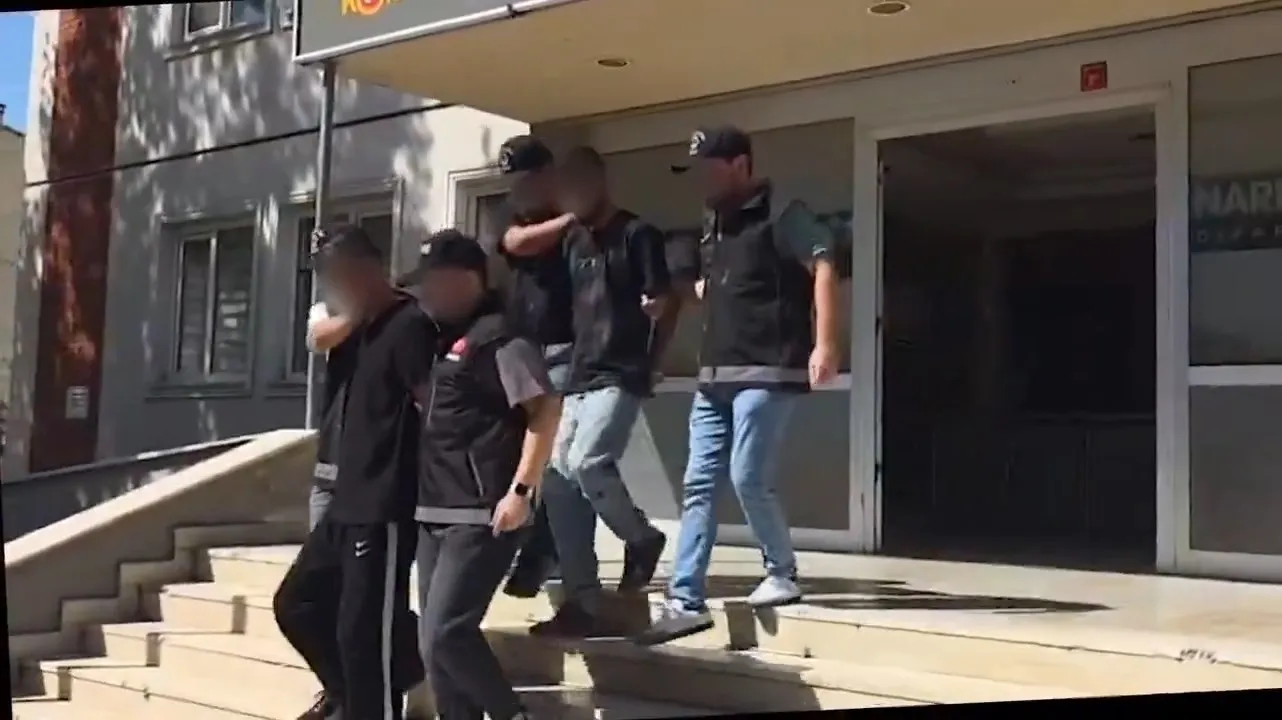 Diyarbakır'da mide operasyonu: 780 gram metamfetamini yutarak taşıyan 2 kişi tutuklandı