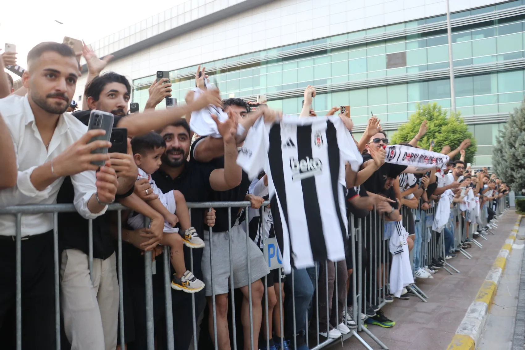 Beşiktaş kafilesi Diyarbakır'a ayak bastı: Amedspor maçı için geri sayım başladı