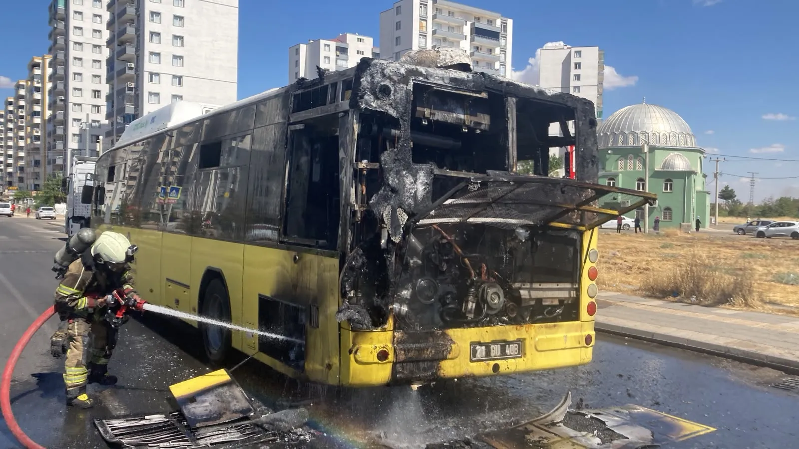 Diyarbakır'da belediye otobüsü seyir halindeyken alev topuna döndü: Yolcular tahliye edildi