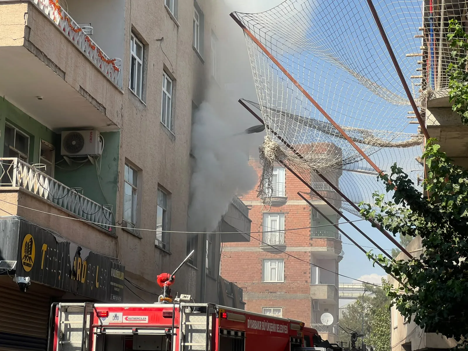 Diyarbakır Bismil'de korkutan yangın: Mahsur kalan kadın konteynerle kurtarıldı