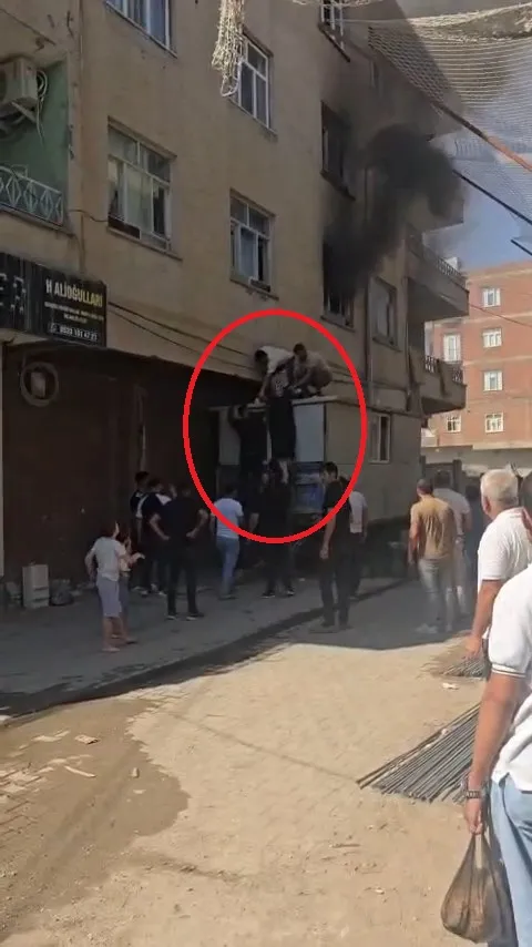 Diyarbakır Bismil'de korkutan yangın: Mahsur kalan kadın konteynerle kurtarıldı