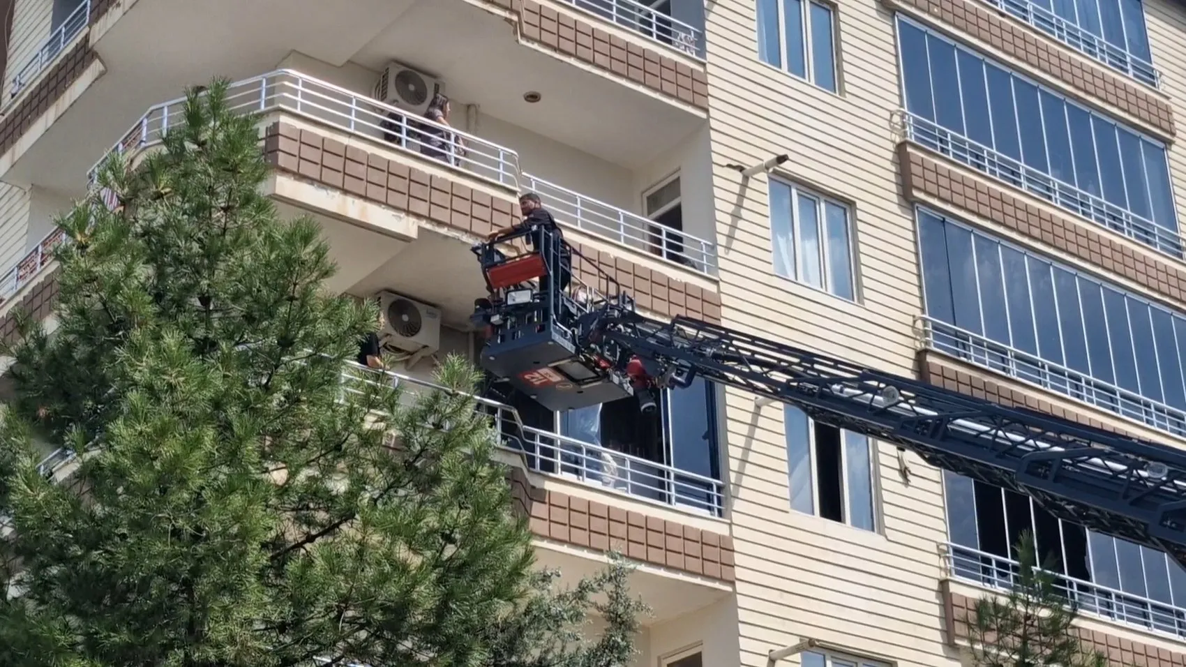 Diyarbakır Bağlar'da apartman yangını paniği: 3'ü çocuk 6 kişi dumandan etkilendi