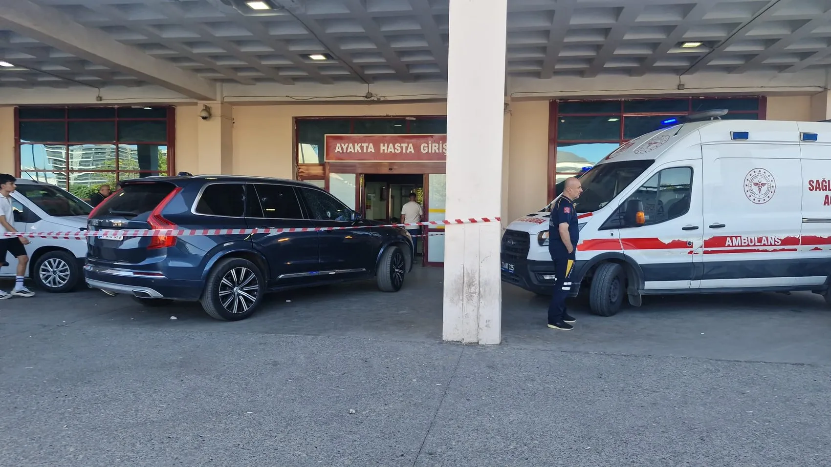 Diyarbakır Yenişehir'de kırmızı ışıkta dehşet: Cip çapraz ateşe alındı, 2 yaralı