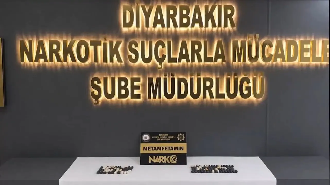 Diyarbakır'da mide operasyonu: 780 gram metamfetamini yutarak taşıyan 2 kişi tutuklandı