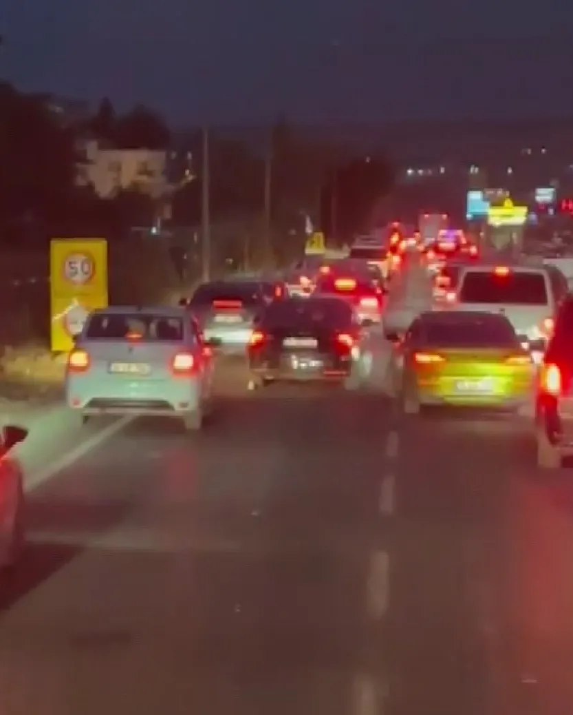 Diyarbakır Silvan Bulvarı'nda itfaiye aracına yol vermeyen çakarlı araç tepki çekti