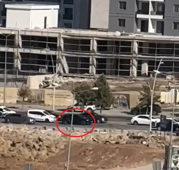 Diyarbakır Yenişehir'de kırmızı ışıkta dehşet anları: Silahlı saldırı kamerada
